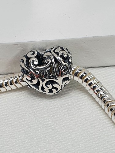 Srebrny oksydowany charms serce z ażurem