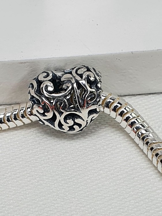 Srebrny oksydowany charms serce z ażurem