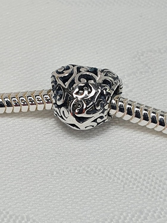 Srebrny oksydowany charms serce z ażurem
