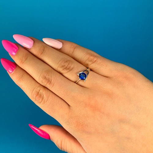 Srebrny Pierścionek "V-ka" Cyrkonia Szafir Próba 925 Na Ręku