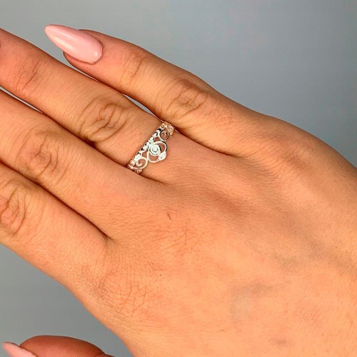 Srebrny Pierścionek Korona Próba 925 Na Ręku Modelki