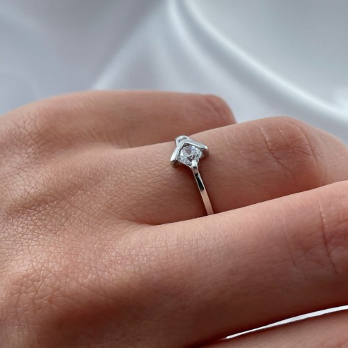 Srebrny Pierścionek Vic na modelce