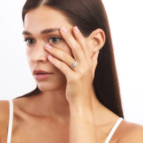 Pierścionek Srebrny Aria Próba 925 na modelce