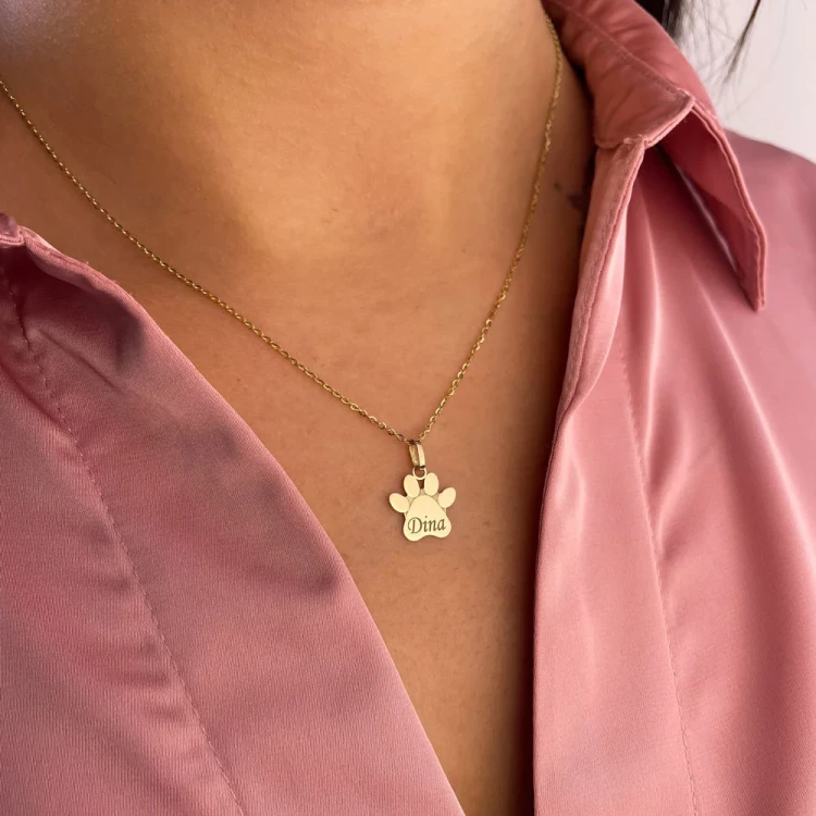 Łapka pieska kotka na modelce