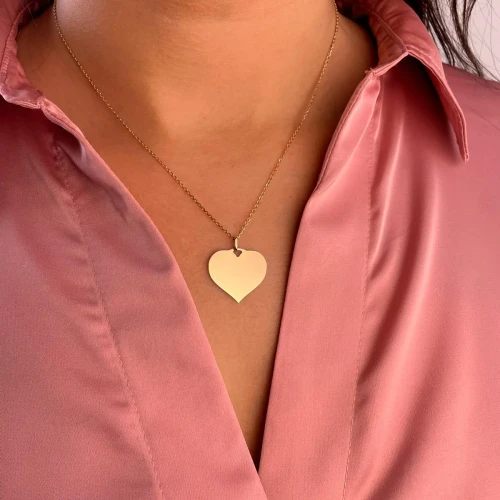 Złota Zawieszka Duże Serce Próba 333 na modelce