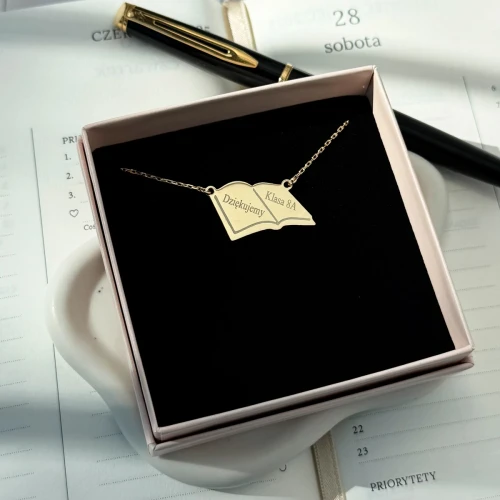 pozlacany-naszyjnik-ksiega-otwarta-grawer-dla-nauczyciela.webp