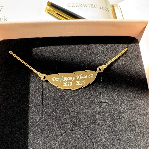 pozlacany-naszyjnik-piorko-grawer-dla-nauczyciela-tyl.webp