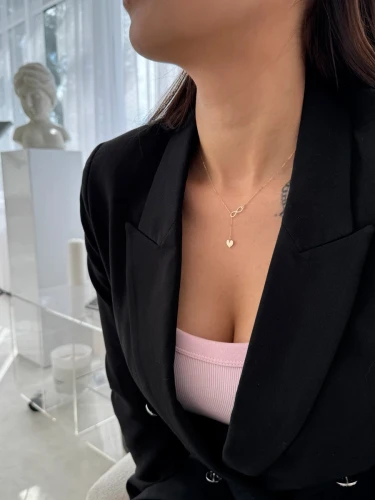 Złoty Naszyjnik Celebrytka Krawatka Nieskończoność Serce Próba 375 Modelka