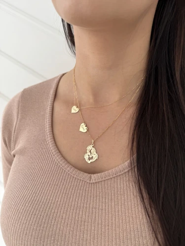 Złoty Naszyjnik Celebrytka Serce Cztery Stópki Próba 585 - modelka