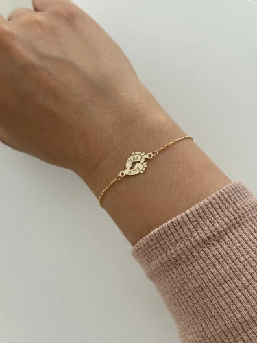 Złote Bransoletki Stópki Na Ręku Modelki