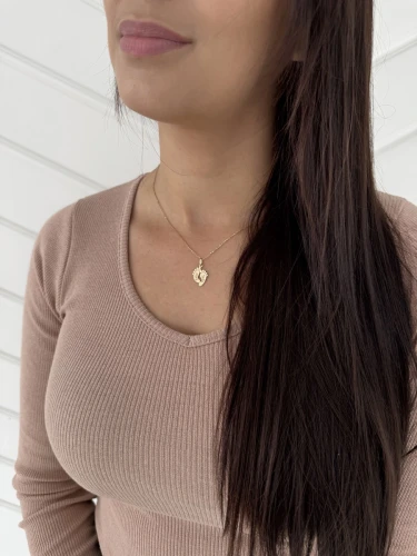 Złota zawieszka na modelce