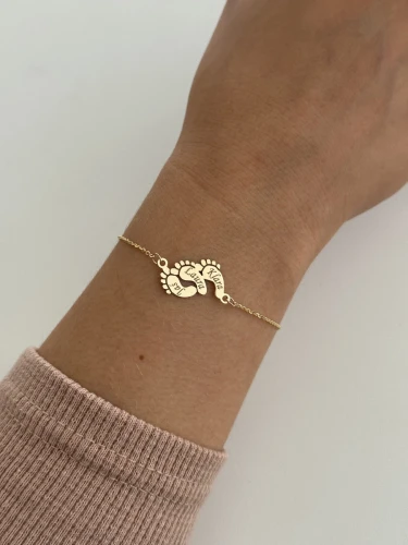 Złota Bransoletka Potrójne Stópki Na Ręku Modelki