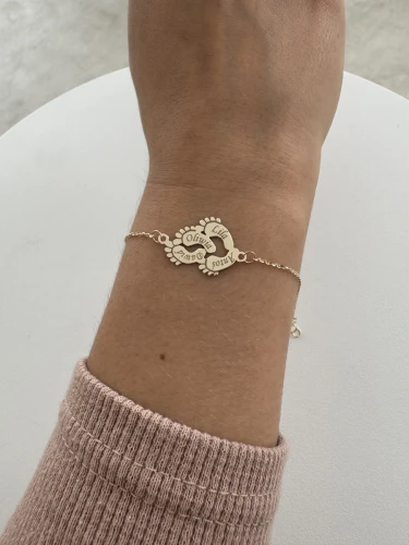 Złota Bransoletka Poczwórne Stópki Na Ręku Modelki