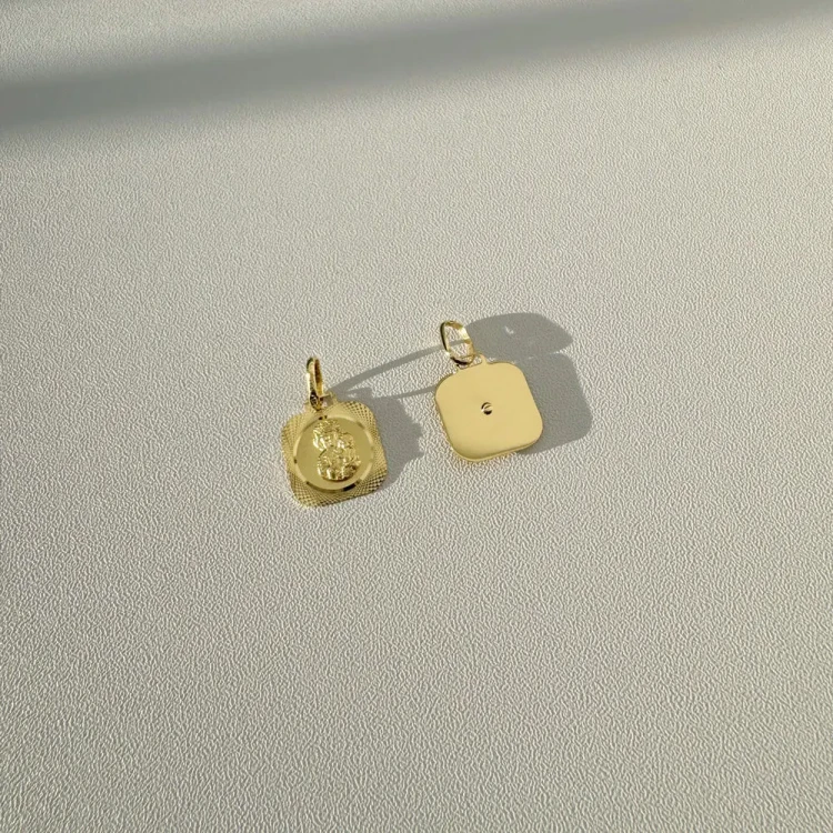 Złoty Medalik Diamentowany Prostokątny z Matką Boską Częstochowską Pr.585