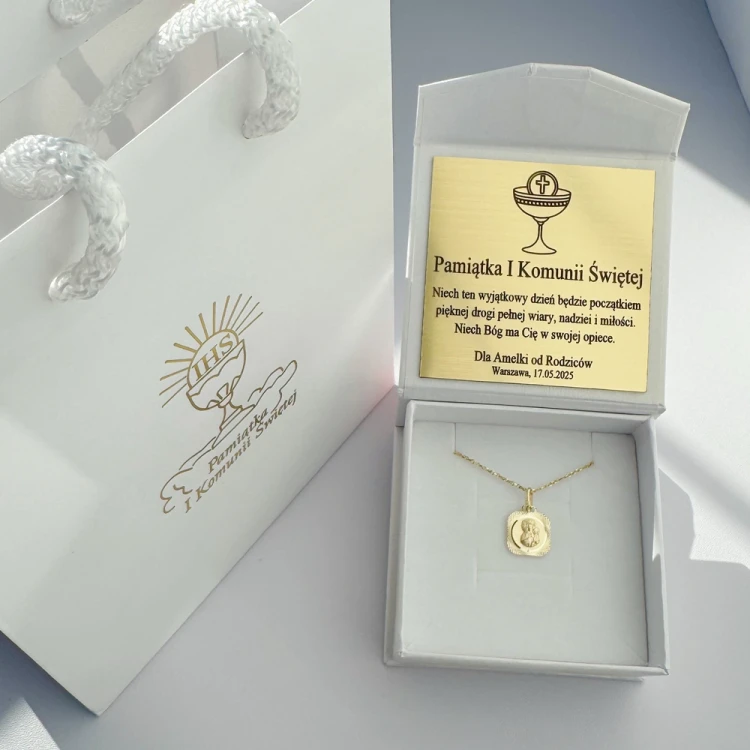 Medalik w opakowaniu z dedykacja na komunie