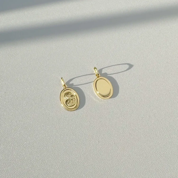 Złoty Medalik Owalny z Matką Boską Częstochowską Pr.585