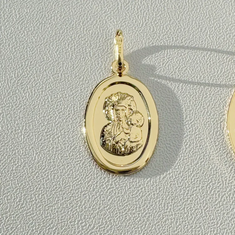 Złoty Medalik Owalny z Matką Boską Częstochowską Pr.585 Blisko Detale