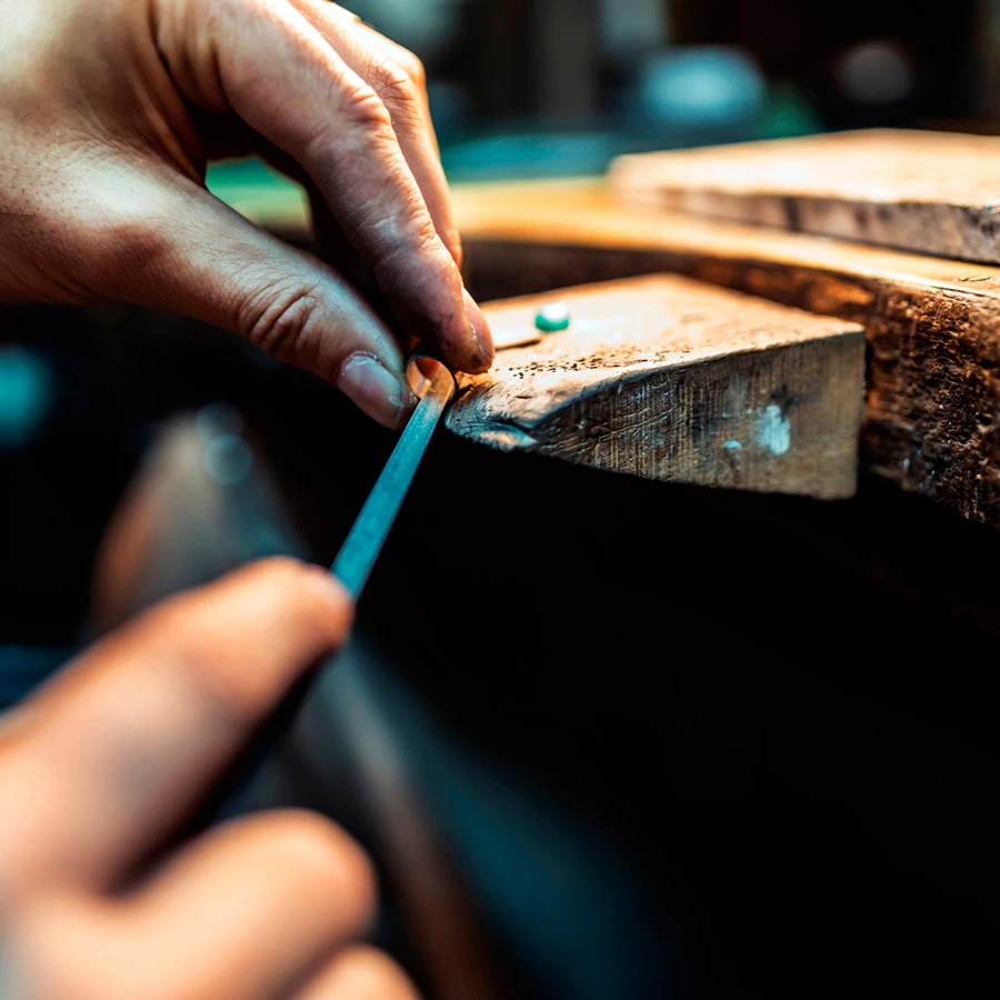 Ręce jubilera, ręczna obróbka biżuterii złotej